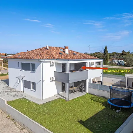 Ivana 아파트 풀라