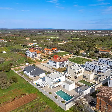 Ivana 아파트 풀라